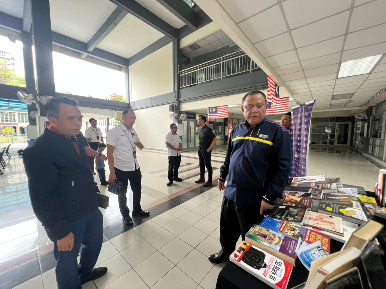 Bersama Timbalan Naib Canselor (HEP) UiTM , Prof. Dr. Hj. Mohd Sazili Shahibi